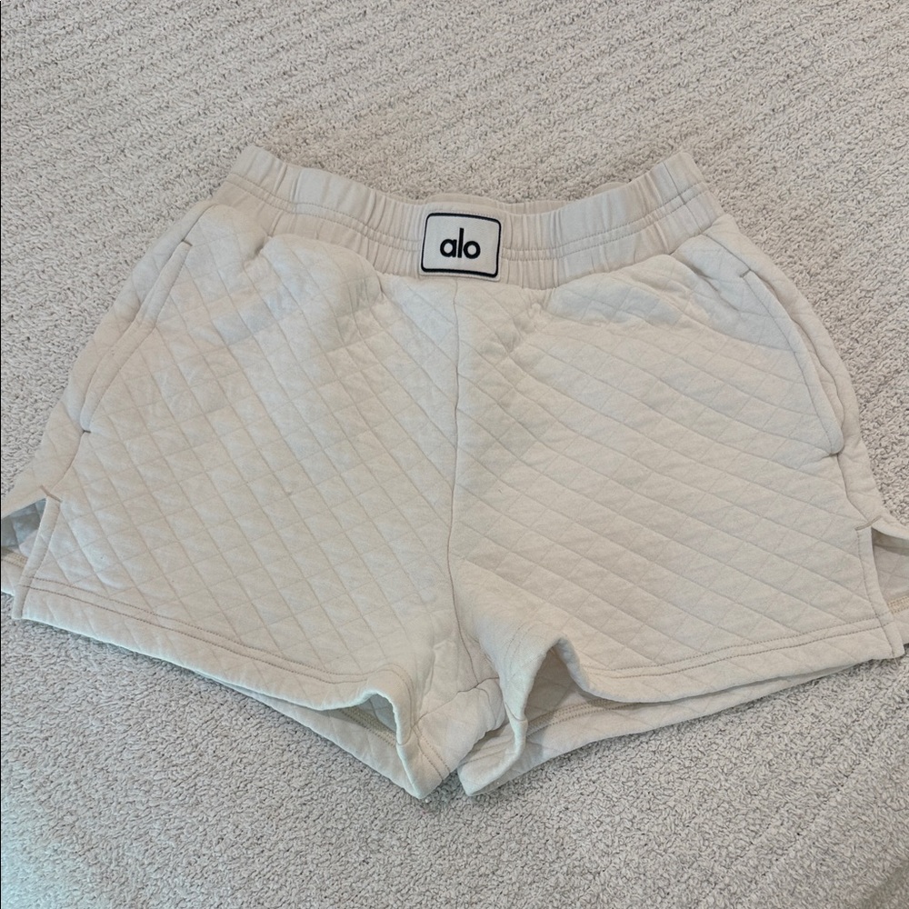 ALO Yoga Women's Quilted Cream Shorts